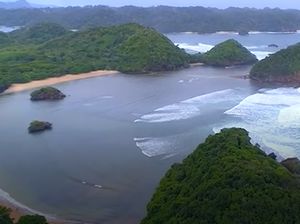 Celebrity on Vacation: Jernihnya Air di Pantai Basong Malang