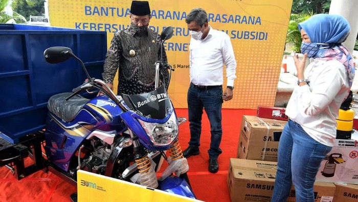 Peduli Kebersihan Warga di Lamongan Plt Direktur Utama PT Bank Tabungan Negara (Persero) Tbk Nixon LP Napitupulu menyerahkan bantun Corporate Social Responsibility (CSR) kepada Wakil Bupati Lamongan KH Abdul Rouf di Surabaya. Bantuan CSR berupa sepeda motor bak sampah dan sarana prasarana kebersihan tersebut merupakan bagian dari kegiatan CSR dalam rangka HUT ke 71 tahun Bank BTN berupa fogging gratis di 71 perumahan subsidi yang dibiayai oleh Bank BTN dan wifi gratis untuk mendukung sarana belajar anak di 71 desa yang berada di sekitar kantor wilayah perseroan seluruh Indonesia. Bantuan CSR tersebut diharapkan dapat membantu masyarakat dalam menanggulangi penyebaran covid19 di lingkungan perumahan dan memastikan proses belajar anak tetap berjalan.