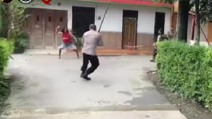 pemuda mengamuk menghunus samurai