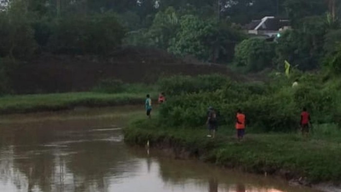 pencari ikan di blitar hilang terseret arus sungai