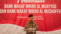 Ketua Dewan Komisioner Otoritas Jasa Keuangan (OJK) Wimboh Santoso memberikan sambutan pada acara Peresmian Bank Wakaf Mikro (BWM) Al Muayyad dan Al Mushoffa di Kantor OJK, Solo, Jawa Tengah, Minggu (7/3/2021).
