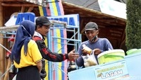 Pelatihan dan perkumpulan yang kerap dilakukan pada tanggal 25 setiap bulannya juga membantu klaster ekonomi ini dapat menjaga kekeluargaan mereka.