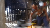 Kerap dipandang sebelah mata, sektor Usaha Mikro Kecil Menengah (UMKM) cendol dawet sagu dari Dusun Lasah, Desa Tawangargo, Kecamatan Karangploso, Kabupaten Malang justru berhasil menggerakkan ekonomi kerakyatan.