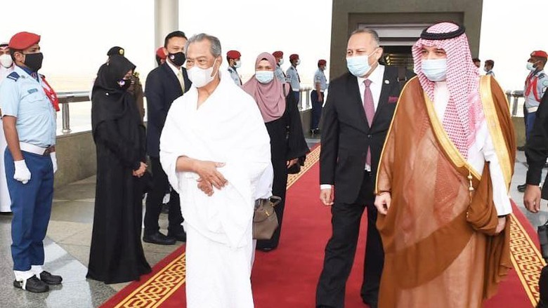 PM Malaysia Jadi Pejabat Pemerintah Pertama yang Laksanakan Umrah. Perdana Menteri Malaysia, Tan Sri Muhyiddin Yassin tiba di Jeddah pada Sabtu (6/3). Dia menjadi pejabat pemerintah pertama yang melaksanakan umrah di tanah suci Mekah.