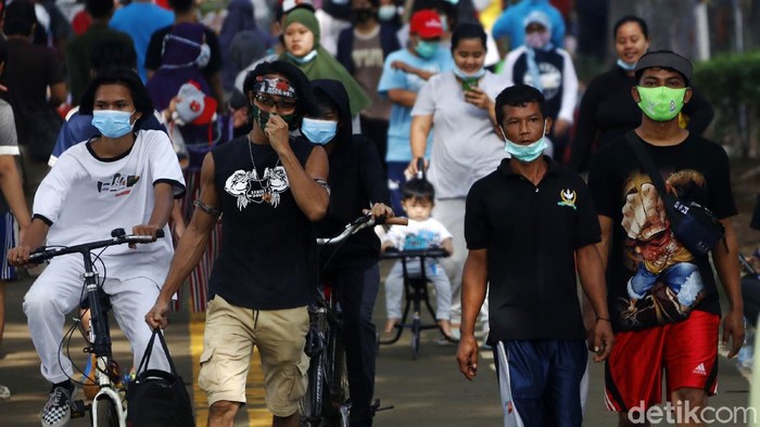Potret Warga Berkerumun di Tengah Tingginya Kasus Corona Warga tampak berkerumun saat berolahraga di kawasan Kanal Banjir Timur, Jakarta Timur, Minggu (7/3). Padahal kasus positif COVID-19 di DKI masih tinggi.
