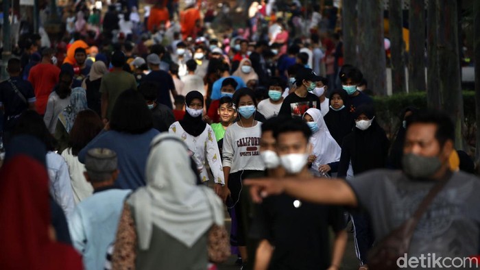 Warga tampak berkerumun saat berolahraga di kawasan Kanal Banjir Timur, Jakarta Timur, Minggu (7/3). Padahal kasus positif COVID-19 di DKI masih tinggi.