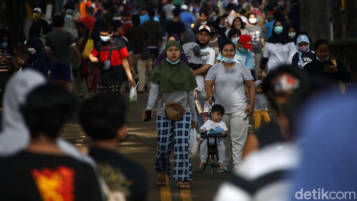 Warga tampak berkerumun saat berolahraga di kawasan Kanal Banjir Timur, Jakarta Timur, Minggu (7/3). Padahal kasus positif COVID-19 di DKI masih tinggi.