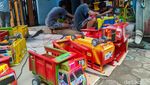 Pria Ponorogo Ini Kebanjiran Orderan Mainan Truk Oleng