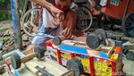Pria Ponorogo Ini Kebanjiran Orderan Mainan Truk Oleng