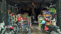 Satu unit truk dihargai Rp 100 ribu untuk ukuran panjang 60 centimeter dan Rp 150 ribu untuk ukuran panjang 75 centimeter.