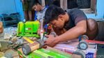 Pria Ponorogo Ini Kebanjiran Orderan Mainan Truk Oleng
