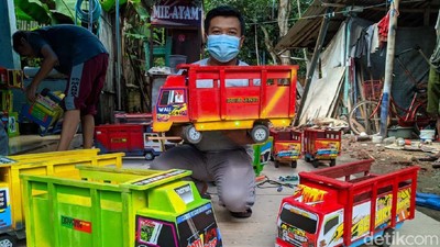 Pria Ponorogo Ini Kebanjiran Orderan Mainan Truk Oleng