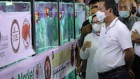 Menteri Sakti Wahyu Trenggono di dampingi Dirjen PDS Artati Widiarti, Dirjen PB Slamet Soebjakto, Irjen KKP Muhammad Yusuf serta Plt. Dirjen PT Muhammad Zaini Meresmikan Pusat Koi dan Maskoki Nusantara dan meninjau Kontes Ikan Hias 4th Indonesian Golden Fish League di Kantor Satker BBP3KP, Cibinong, Bogor, Jawa Barat. (dok. KKP)
