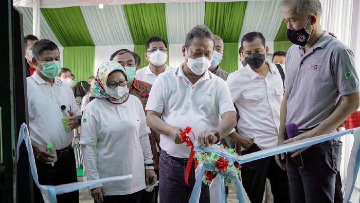 Menteri Kelautan dan Perikanan, Sakti Wahyu Trenggono meresmikan Pusat Koi dan Maskoki Nusantara di Raiser Ikan Hias Cibinong, Kabupaten Bogor, Jawa Barat.