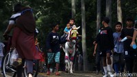 Bahkan pendapatan dari penyewaan kuda tunggang justru naik terlihat saat libur akhir pakan.