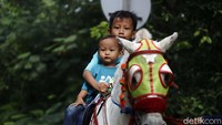 Anak-anak naik jasa kuda tunggang di kawasan Kanal Banjir Timur, Jakarta Timur.