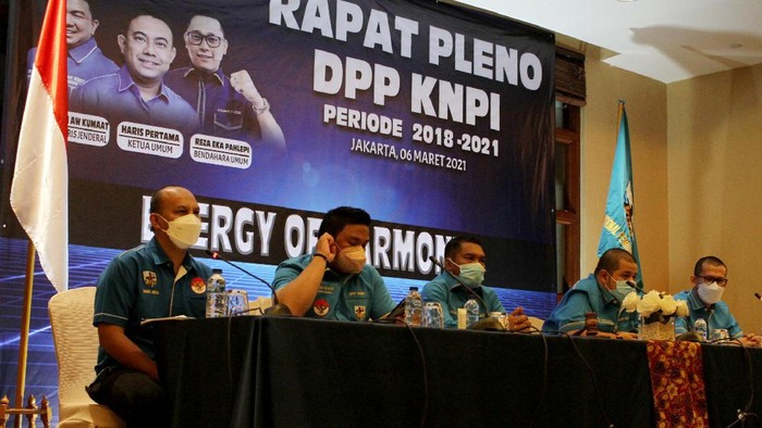 Rapat Pleno DPP KNPI Wakil Ketua Umum DPP KNPI, Ahmad Andi Bahri (dua kiri), menyerahkan bendera pataka KNPI kepada Mustahuddin (kiri), disaksikan Sekretaris Jenderal, Jackson Aw Kumaat (dua kanan), A Hehanusa (kanan) seusai rapat Rapat Pleno DPP KNPI Periode 2018-2021 di Jakarta, Sabtu (6/3/2021). Rapat pleno DPP KNPI memutuskan, pergantian Ketua Umum KNPI dari Haris Pertama kepada Mustahuddin sebagai Plt Ketua Umum DPP KNPI.