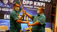 Wakil Ketua Umum DPP KNPI, Ahmad Andi Bahri, menyerahkan bendera pataka KNPI kepada Mustahuddin, disaksikan Sekretaris Jenderal, Jackson Aw Kumaat, A Hehanusa seusai rapat Rapat Pleno DPP KNPI Periode 2018-2021 di Jakarta, Sabtu (6/3/2021). Rapat pleno DPP KNPI memutuskan, pergantian Ketua Umum KNPI dari Haris Pertama kepada Mustahuddin sebagai Plt Ketua Umum DPP KNPI. Foto: dok. KNPI