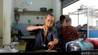 RM Rinai Pambasuah Luko merupakan milik Akmal Sikumbang yang sudah mendirikan usahanya sejak tahun 1996. Ia telah melewati jalan panjang sebelum akhirnya memilih membuka warung makan Padang. Foto: detikcom/Riska Fitria