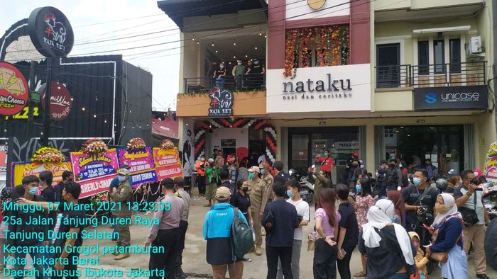 Satpol PP bubarkan kerumunan dari grand opening restoran yang dihadiri artis Rizky Billar (istimewa)