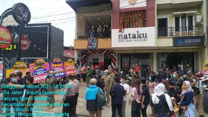 Satpol PP bubarkan kerumunan dari grand opening restoran yang dihadiri artis Rizky Billar (istimewa)