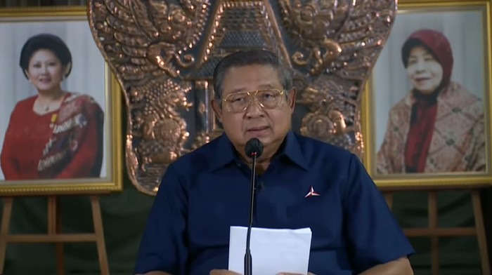 Gunungan di belakang SBY diapit foto almarhumah Ani Yudhoyono dan sang ibunda SBY.