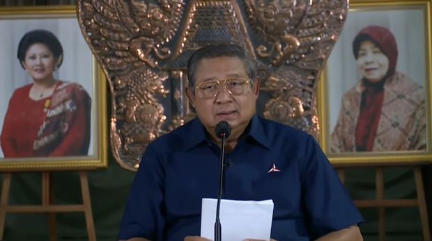 Gunungan di belakang SBY diapit foto almarhumah Ani Yudhoyono dan sang ibunda SBY.