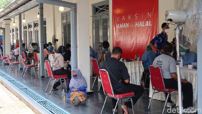 Suasana vaksinasi massal tahap 2 di Benteng Vredeburg Kota Yogyakarta kemarin, Sabtu (6/3/2021).