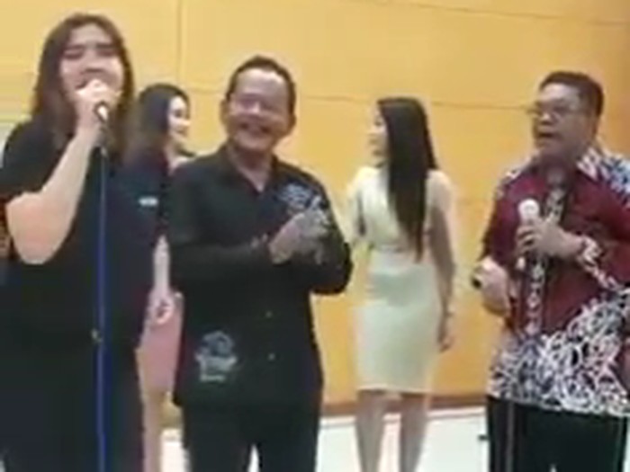 viral wali kota blitar nyanyi tanpa prokes
