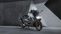 Yamaha TMAX 20th Anniversary ini menitikberatkan tampilan eksteriornya. Motor ini memiliki spatbor depan, side panel, dan pelindung panas knalpot yang terbuat dari bahan serat karbon komposit. Yamaha membuat bodywork serat karbon tanpa pola, hasilnya efek camo digital yang unik tapi mewah. Foto: Yamaha