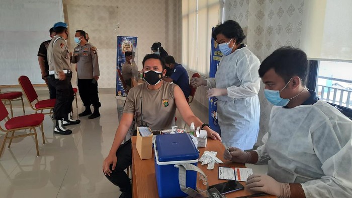 1.400 Personel Polres Jakpus Menerima Vaksin Corona Tahap Pertama Mulai Hari Ini.