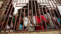 Silveria tidak memberlakukan penguncian ketat atau lockdown untuk menangani pandemi, tetapi dia memberlakukan larangan tegas untuk warganya keluar rumah selama dua pekan. Perempuan berusia 51 tahun itu telah menyampaikan pesannya secara tegas, memberi contoh tindakan tegas, praktik komunikasi yang efektif, dan menunjukkan bahwa pemimpin perempuan dapat menyelesaikan pekerjaannya. Getty Images/Mario Tama