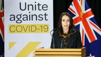 Perdana Menteri Selandia Baru, Jacinda Ardern (39) tanpa pikir panjang membuat kebijakan untuk menutup perbatasan bagi setiap warga asing mulai 19 Maret lalu. Berselang empat hari, ia kemudian mengumumkan untuk melakukan penguncian wilayah (lockdown) skala nasional pada 23 Maret 2020 selama tiga minggu. Getty Images/Hagen Hopkins