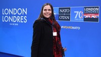 Empat dari lima negara di Eropa Timur dipimpin oleh perempuan dan sebagian besar mencatat tingkat kematian yang lebih rendah dibandingkan dengan negara-negara Eropa lainnya. Salah satunya adalah Perdana Menteri Islandia Katrin Jakobsdottir yang dinilai berhasil menekan angka penyebaran virus Corona. Ia melakukan pengujian besar-besaran secara gratis kepada semua warga negaranya. Pengujian gratis ini diberikan sepada semua, tidak hanya mereka yang menunjukkan gejala. Getty Images/Chris J Ratcliffe