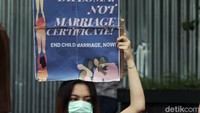 Massa yang tergabung dalam Kesatuan Perjuangan Rakyat menggelar aksi turun ke jalan untuk memperingati Hari Perempuan Internasional di Yogyakarta, Senin (8/3/2021).