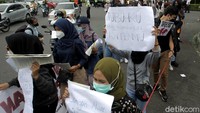 Salah satu protokol kesehatan yang diterapkan guna mencegah penyebaran virus Corona adalah menggunakan masker.