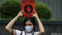 Massa tampak membawa poster berisi aspirasi mereka saat ikut serta dalam aksi memperingati Hari Perempuan Internasional.