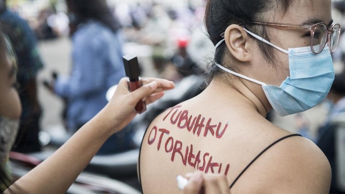 AKSI HARI PEREMPUAN INTERNASIONAL Sejumlah aktivis yang tergabung dalam Simpul untuk Pembebasan Perempuan melakukan unjuk rasa saat peringatan Hari Perempuan Internasional di Bandung, Jawa Barat, Senin (8/3/2021). Aksi tersebut untuk menyampaikan aspirasi para perempuan seperti pengesahan RUU PKS dan perlindungan hak kesehatan reproduksi perempuan serta penuntasan kasus pelecehan dan kekerasan seksual. ANTARA FOTO/M Agung Rajasa/foc.
