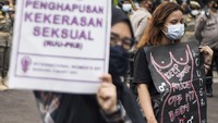 Dalam aksinya, para aktivis perempuan ini membentangkan berbagai spanduk dengan bermacam tulisan sebagai bentuk suara mereka. 