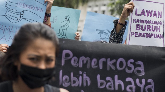 Sejumlah aktivis yang tergabung dalam Simpul untuk Pembebasan Perempuan melakukan unjuk rasa saat peringatan Hari Perempuan Internasional di Bandung, Jawa Barat, Senin (8/3/2021). Aksi tersebut untuk menyampaikan aspirasi para perempuan seperti pengesahan RUU PKS dan perlindungan hak kesehatan reproduksi perempuan serta penuntasan kasus pelecehan dan kekerasan seksual. ANTARA FOTO/M Agung Rajasa/foc.