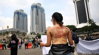 Beragam aksi dilakukan oleh masyarakat dunia, tak kecuali Indonesia, untuk memperingati Hari Perempuan Internasional pada Senin (8/3) lalu. Sejumlah isu yang diangkat oleh para peserta aksi di antaranya penghapusan pernikahan dini hingga dorongan untuk segera mengesahkan RUU Penghapusan Kekerasan Seksual (P-KS). Agung Pambudhy/Dok.Detikcom.