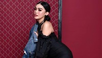 Ternyata tak jarang narasumbernya mengajaknya melakukan aktivitas di luar wawancara seperti makan, belanja, hingga pacaran. (Foto: Dokumentasi Pribadi Anastasia Praditha) 
