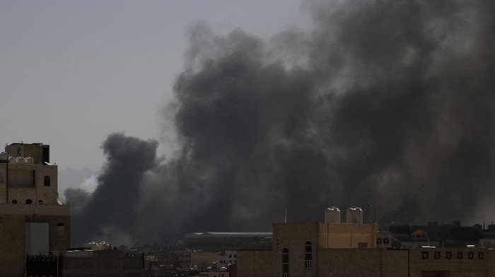 Koalisi militer pimpinan Arab Saudi menyerang Ibu Kota Yaman, Minggu (7/3) waktu setempat. Asap hitam membubung tinggi usai serangan udara dilancarkan.