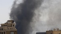 Serangan udara yang dilancarkan koalisi militer Arab Saudi itu pun diketahui memicu terjadinya ledakan besar di kawasan Sanaa.