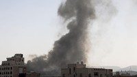 Penampakan asap yang membubung tinggi usai kawasan Ibu Kota Yaman diserang koalisi militer pimpinan Arab Saudi pada Minggu (7/3/2021) waktu setempat.
