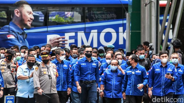 Yudhoyono tiba di kantor Kemenkumham, Jakarta. AHY tampak didampingi sejumlah kader Demokrat saat sambangi Kemenkum HAM.