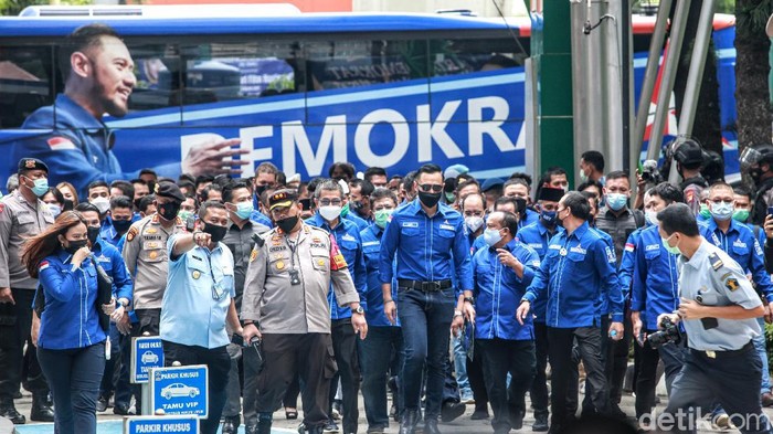 Yudhoyono tiba di kantor Kemenkumham, Jakarta. AHY tampak didampingi sejumlah kader Demokrat saat sambangi Kemenkum HAM.