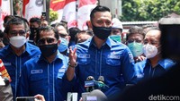 Seperti diketahui, KLB Partai Demokrat yang diklaim segelintir pihak sudah rampung dan memutuskan Kepala KSP Moeldoko sebagai Ketua Umum. Hasil KLB Demokrat di Deli Serdang, Sumatera Utara, itu disebut akan didaftarkan ke Kemenkumham untuk mendapatkan surat keputusan (SK).