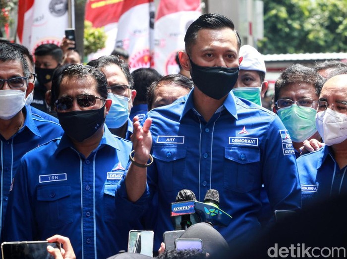 Yudhoyono tiba di kantor Kemenkumham, Jakarta. AHY tampak didampingi sejumlah kader Demokrat saat sambangi Kemenkum HAM.