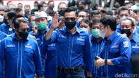 Digelarnya KLB di Deli Serdang, Sumut, itu pun menuai pro dan kontra dari sejumlah pihak. Salah satunya Ketua Umum (Ketum) Partai Demokrat (PD) Agus Harimurti Yudhoyono (AHY). Putra sulung Susilo Bambang Yudhoyono itu pun menyebut KLB tersebut ilegal dan inkonstitusional. Didampingi 34 Ketua DPD se-Indonesia serta pengurus Partai Demokrat, AHY pun kunjungi kantor Kemenkum HAM hingga KPU untuk melawan kudeta. Ari Saputra/Dok. Detikcom.